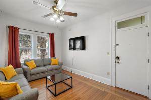 Fotografie z fotogalerie ubytování Downtown Den-King Bed~Heart of Eustis~Queen Sleeper~Upstairs~Bright & Happy v destinaci Eustis + 18 fotografií