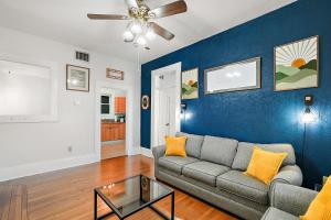 Fotografie z fotogalerie ubytování Downtown Den-King Bed~Heart of Eustis~Queen Sleeper~Upstairs~Bright & Happy v destinaci Eustis