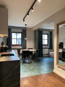 a kitchen and living room with a table and chairs at Arte-locum Apartamenty przy Rynku in Wrocław