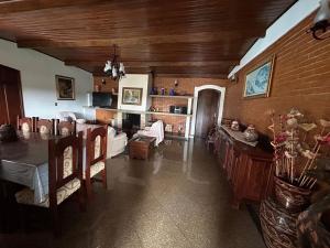 a kitchen and dining room with a table and chairs at Pousada Casa da Vó Dita in Ouro Fino