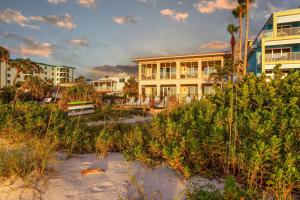 Un resort en la playa con plantas y edificios. en Ocean Dream Villa, en Clearwater Beach