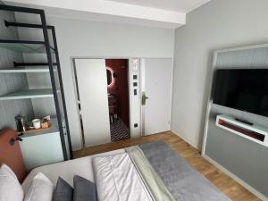 Ένα ή περισσότερα κρεβάτια σε δωμάτιο στο Lint Hotel Köln