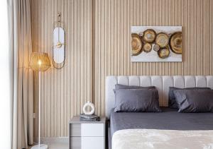 - une chambre avec un lit et une photo de donuts sur le mur dans l'établissement Ultra Luxury Apartment by Blue Cloud Holidays, à Ḩiz̧āyib az Zānah 45 autres photos