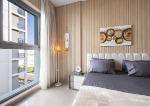 une chambre avec un lit avec une photo de beignets sur le mur dans l'établissement Ultra Luxury Apartment by Blue Cloud Holidays, à Ḩiz̧āyib az Zānah