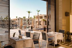 Un restaurante o sitio para comer en Sentido Reef Oasis Aqua Park Resort