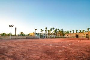 Instalaciones para jugar a tenis o squash en Sentido Reef Oasis Aqua Park Resort o alrededores