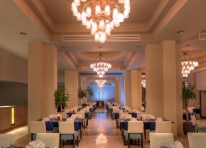 Un restaurante o sitio para comer en Sentido Reef Oasis Aqua Park Resort