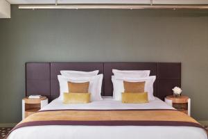 Postel nebo postele na pokoji v ubytování Hôtel Barrière Lille