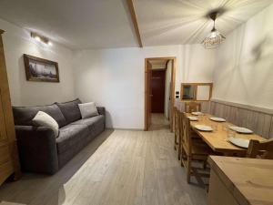 a living room with a couch and a table at Appartement ski aux pieds, Val Thorens - 6 pers, 1er étage, 31m², proche commerces et ESF - FR-1-637-24 in Val Thorens