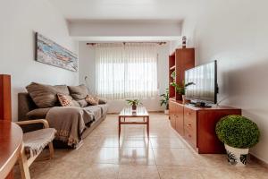 Televízia a/alebo spoločenská miestnosť v ubytovaní Apartamento Orient en Palamós tercera línea de mar