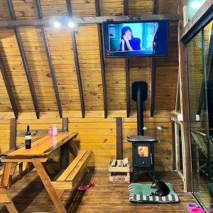 TV a/nebo společenská místnost v ubytování Cabanas Nascer do Sol