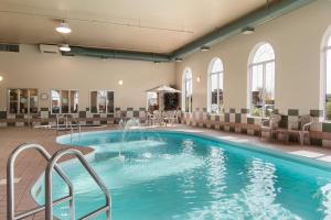 桑德貝的住宿－桑德貝戴斯套房酒店，一座建筑中间的游泳池,有一个喷泉