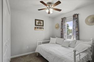 Ένα ή περισσότερα κρεβάτια σε δωμάτιο στο 5 bedroom, Lakeside Family Getaway with Playground