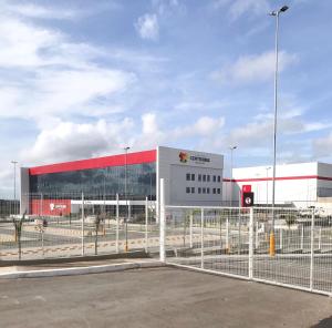 a white building with a fence in front of it at Centro Sul Express Hotel in Lagarto