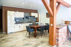 O bucătărie sau chicinetă la Traumhafte Nordsee Ferienwohnung: 150qm Barrierefrei & Familienfreundlich nahe Sankt Peter Ording +39 fotografii