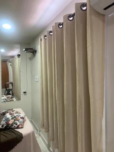 En eller flere senge i et værelse på Residencial Estrela Guia 1