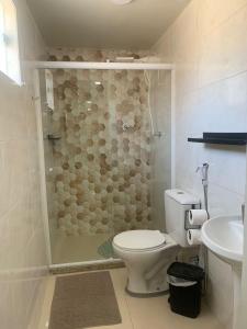 Et badeværelse på Residencial Estrela Guia 1 + 9 billeder