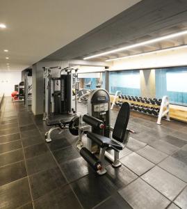 Un gimnasio con cintas de correr y máquinas en una habitación. en Altamar, en Mar del Plata 36 fotos más