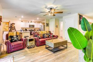Una sala de estar con dos sillas y una mesa. en Pirate Escape Near Rainbow Springs State Park!, en Citrus Springs