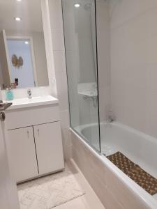 Un baño con ducha, lavabo y bañera. en Altamar, en Mar del Plata