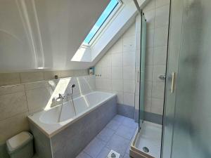un baño con bañera y ducha en Green Hill Apartments, en Žirovnica 49 fotos más
