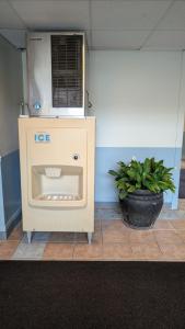 a ice machine in a room with a potted plant at Crystal Inn - Neptune in Neptune City +18 photos