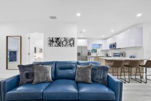 un divano blu in soggiorno con cucina di Modern villa in Design District ! a Miami