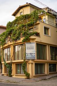 een gebouw met een uithangbord aan de zijkant bij Cozy studio with FRENCH WINDOWS in Plovdiv