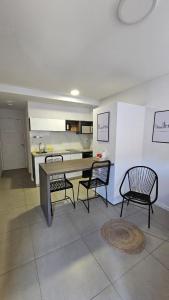 une salle à manger avec une table et deux chaises dans l'établissement Alquiler Temporario Rosario 19, à Rosario