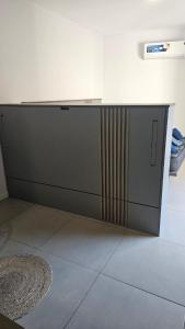 un comptoir blanc dans une pièce avec un tapis dans l'établissement Alquiler Temporario Rosario 19, à Rosario