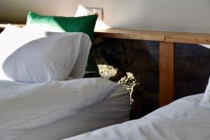 Letto o letti in una camera di The Holy Ram Farm-Hotel