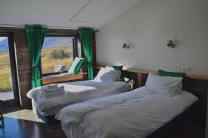 3 posti letto in una camera con finestra di The Holy Ram Farm-Hotel a Snæfellsbær