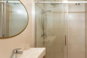 阿勒纳勒斯德尔索尔Dunesunbreak Arenales的浴室里有淋浴、洗手池和镜子。