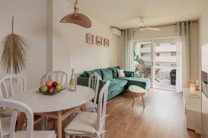 阿勒纳勒斯德尔索尔Dunesunbreak Arenales的客厅配有桌子和绿色沙发 更多23张照片