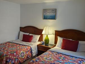 Postel nebo postele na pokoji v ubytování Apple Inn and Suites Cooperstown Area