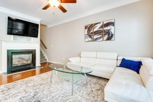 TV a/nebo společenská místnost v ubytování 3 Mi to Avalon Townhome with Balcony in Alpharetta!