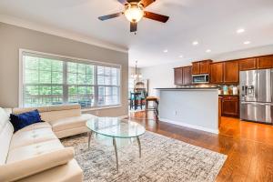 Kuchyň nebo kuchyňský kout v ubytování 3 Mi to Avalon Townhome with Balcony in Alpharetta!