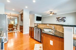 Kuchyň nebo kuchyňský kout v ubytování 3 Mi to Avalon Townhome with Balcony in Alpharetta!