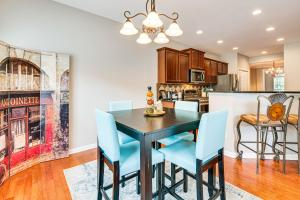 Kuchyň nebo kuchyňský kout v ubytování 3 Mi to Avalon Townhome with Balcony in Alpharetta!