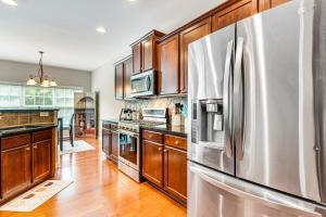 Kuchyň nebo kuchyňský kout v ubytování 3 Mi to Avalon Townhome with Balcony in Alpharetta!