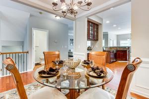 Kuchyň nebo kuchyňský kout v ubytování 3 Mi to Avalon Townhome with Balcony in Alpharetta!