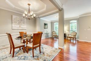 Posezení v ubytování 3 Mi to Avalon Townhome with Balcony in Alpharetta!