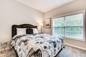 Postel nebo postele na pokoji v ubytování 3 Mi to Avalon Townhome with Balcony in Alpharetta!