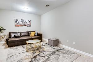 Posezení v ubytování 3 Mi to Avalon Townhome with Balcony in Alpharetta!