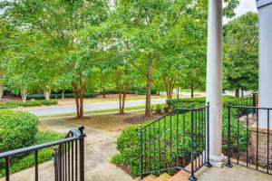 Zahrada ubytování 3 Mi to Avalon Townhome with Balcony in Alpharetta!