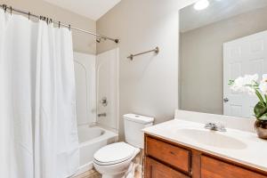 Koupelna v ubytování 3 Mi to Avalon Townhome with Balcony in Alpharetta!