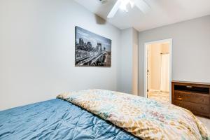 Postel nebo postele na pokoji v ubytování 3 Mi to Avalon Townhome with Balcony in Alpharetta!