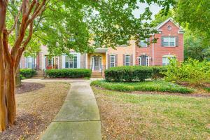 Zahrada ubytování 3 Mi to Avalon Townhome with Balcony in Alpharetta!