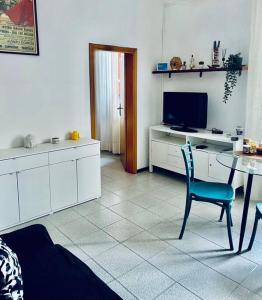Televízia a/alebo spoločenská miestnosť v ubytovaní Accogliente Appartamento vicino al Centro e alla Fiera + 14 fotografií
