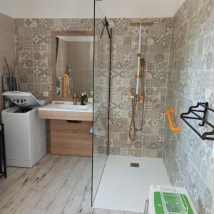 HérépianにあるMeublé Tourisme 3 Etoiles Labell 'Accueil Vélo'のシャワーと洗面台付きのバスルーム